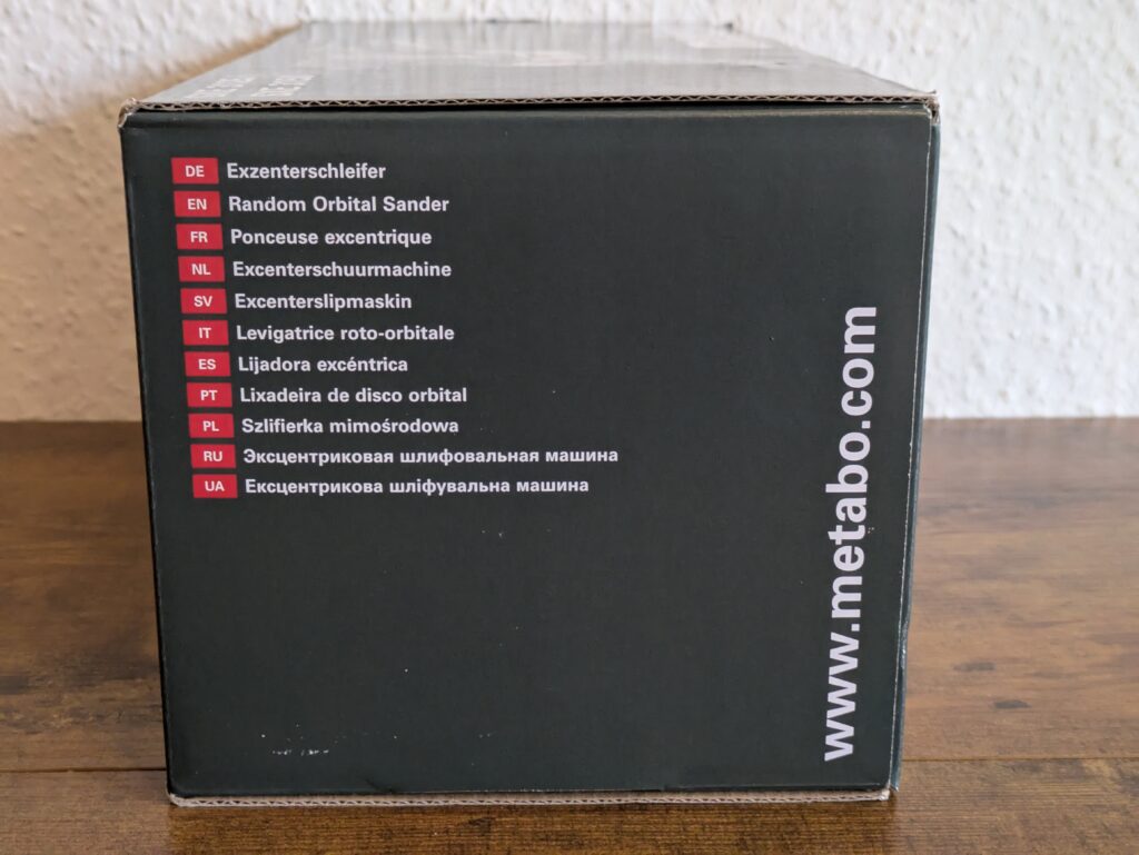 Verpackung des Metabo SXE 3125 Exzenterschleifers von rechts