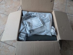 Verpackung des Solakon Balkonkraftwerk geöffnet