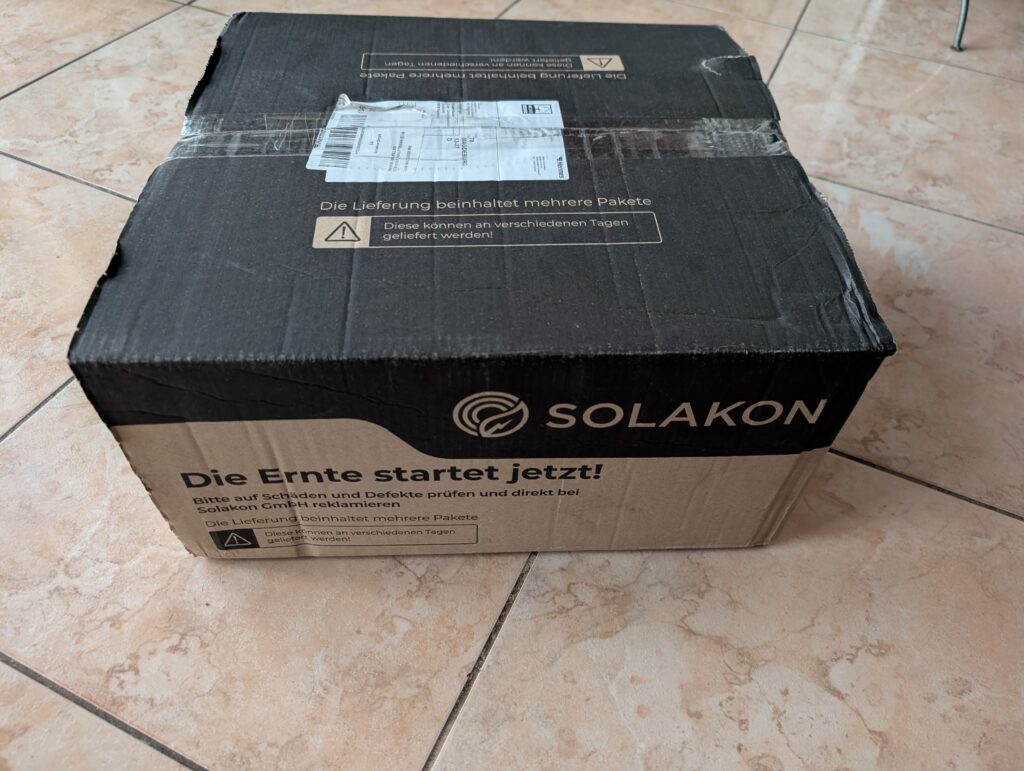 Verpackung des Solakon Balkonkraftwerks