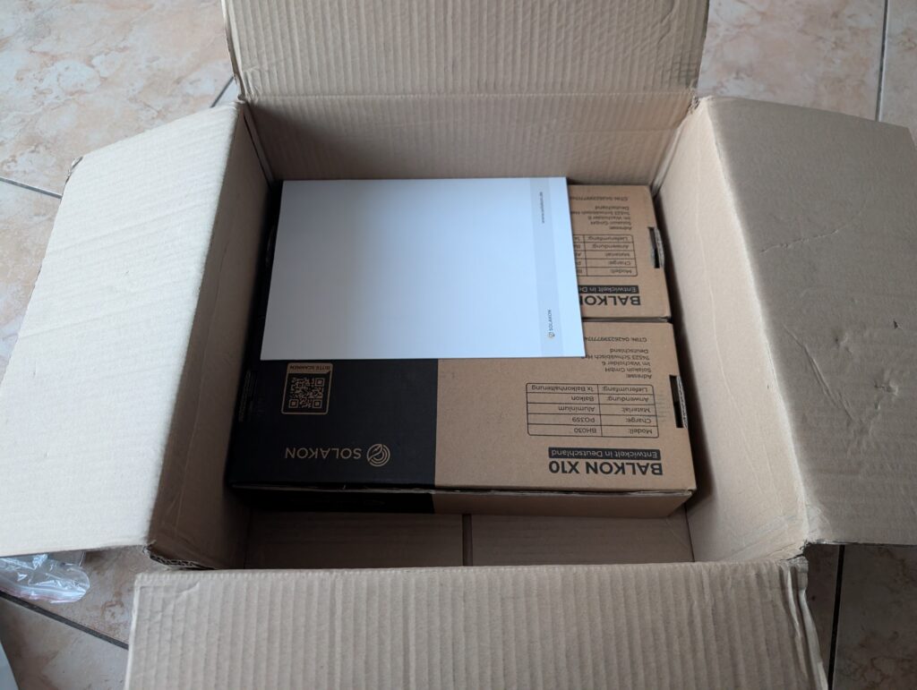 Verpackung des Solakon Balkonkraftwerks (2)