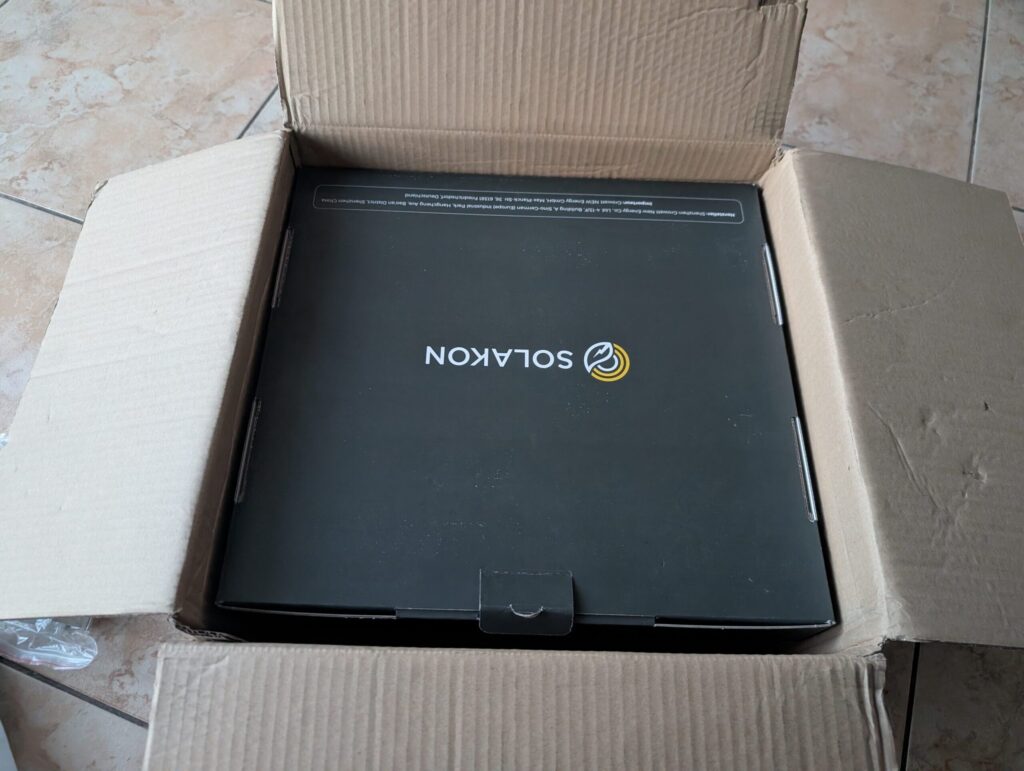 Verpackung des Solakon Balkonkraftwerks geöffnet von oben