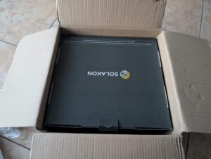 Verpackung des Solakon Balkonkraftwerks geöffnet von oben