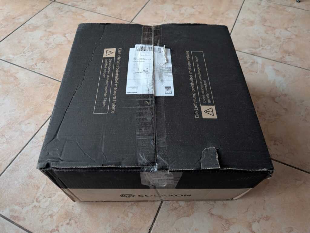 Verpackung des Solakon Balkonkraftwerks von oben