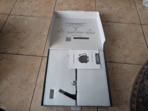 Verpackung des Wechselrichters des Solakon Balkonkraftwerks geöffnet
