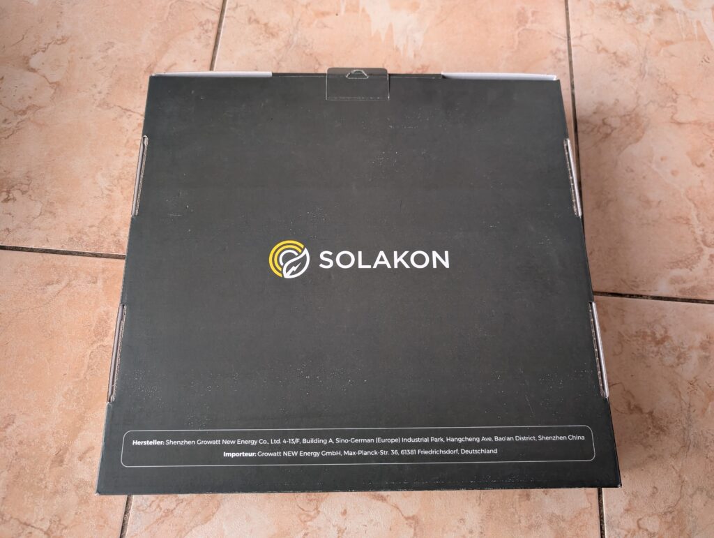Verpackung des Wechselrichters des Solakon Balkonkraftwerks von oben