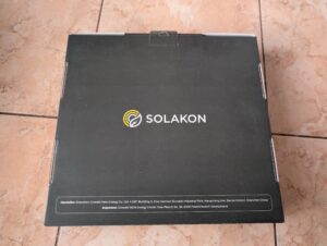 Verpackung des Wechselrichters des Solakon Balkonkraftwerks von oben