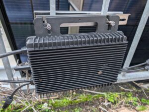 Wechselrichter des Kleines Kraftwerk Balkonkraftwerk montiert