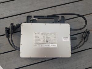 Wechselrichter des Kleines Kraftwerk Balkonkraftwerks von hinten