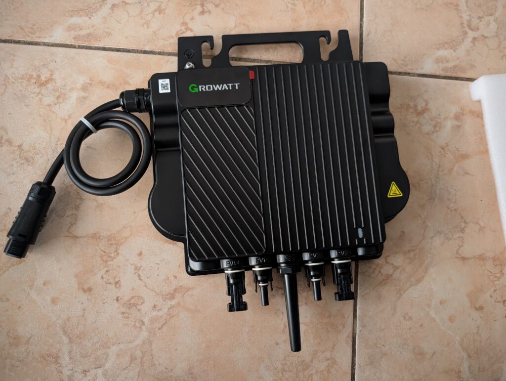 Wechselrichter des Solakon Balkonkraftwerks von oben