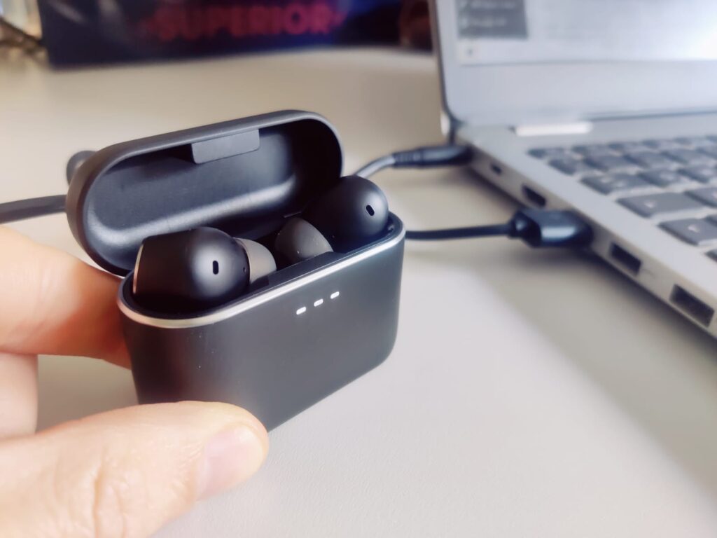 Cambridge Audio Melomania A100 In-Ear-Bluetooth-Kopfhörer beim Laden