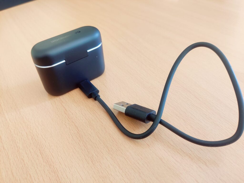 Cambridge Audio Melomania A100 In-Ear-Bluetooth-Kopfhörer beim Aufladen