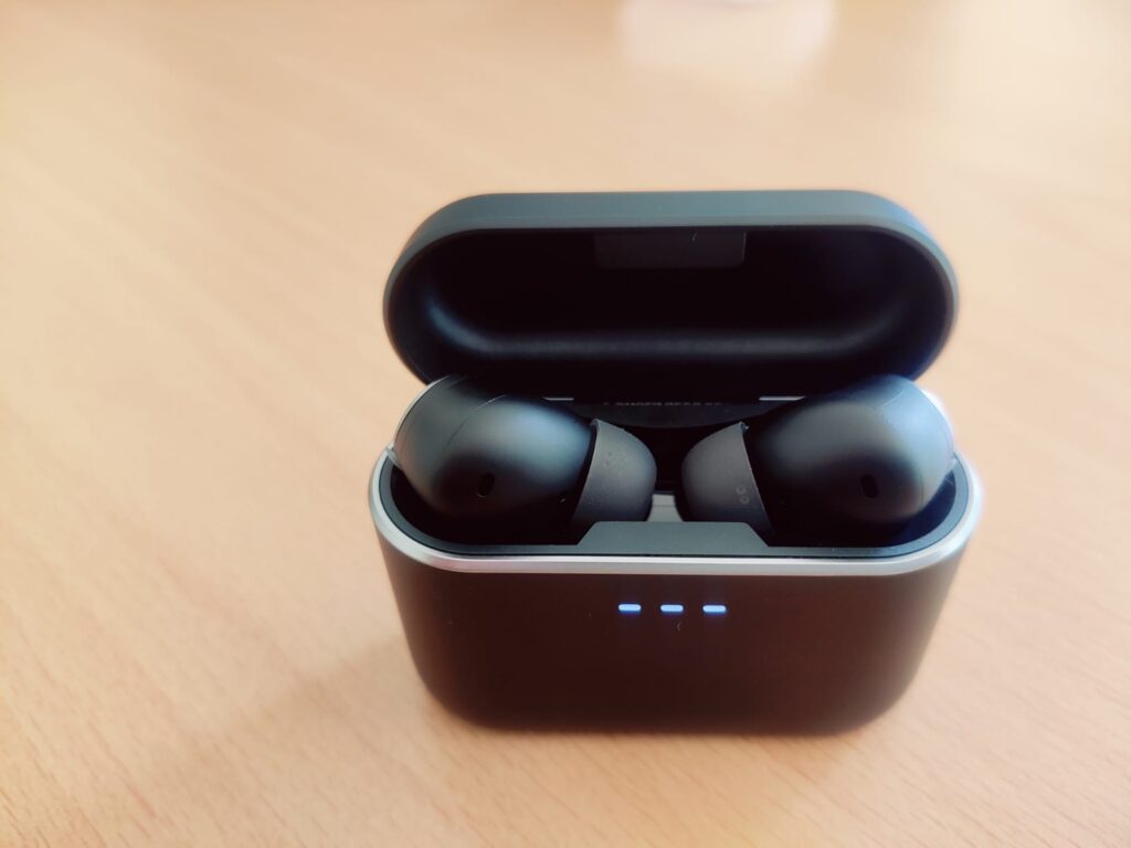 Cambridge Audio Melomania A100 In-Ear-Bluetooth-Kopfhörer Ladecase offen