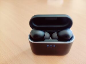 Cambridge Audio Melomania A100 In-Ear-Bluetooth-Kopfhörer Ladecase offen