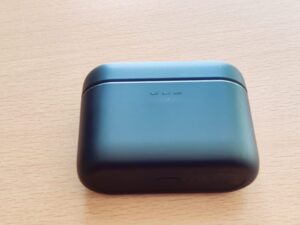 Cambridge Audio Melomania A100 In-Ear-Bluetooth-Kopfhörer Ladecase von oben