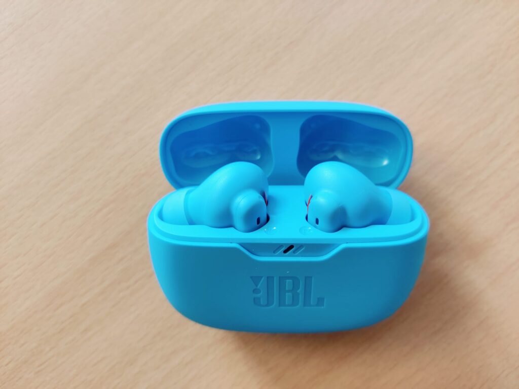 JBL Wave Beam 2 In-Ear-Kopfhörer Ladecase offen