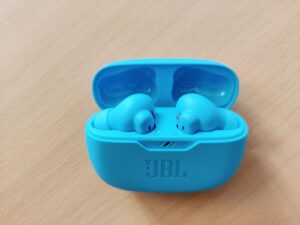 JBL Wave Beam 2 In-Ear-Kopfhörer Ladecase offen