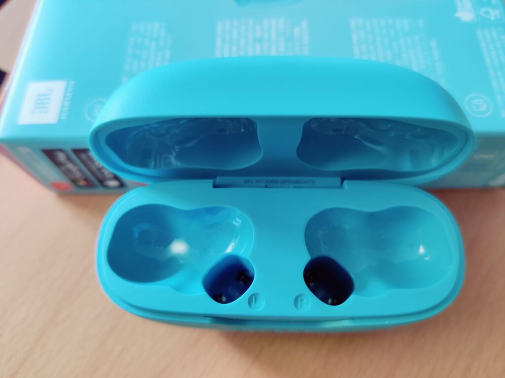 JBL Wave Beam 2 In-Ear-Bluetooth-Kopfhörer Ladecase leer