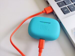 JBL Wave Beam 2 In-Ear-Bluetooth-Kopfhörer beim Ladevorgang