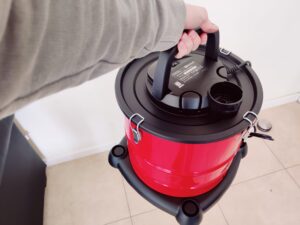 Einhell TC-AV 1720 DW Aschesauger Tragegriff im Einsatz