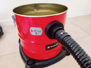 Einhell TC-AV 1720 DW Aschesauger mit Saugschlauch angeschlossen