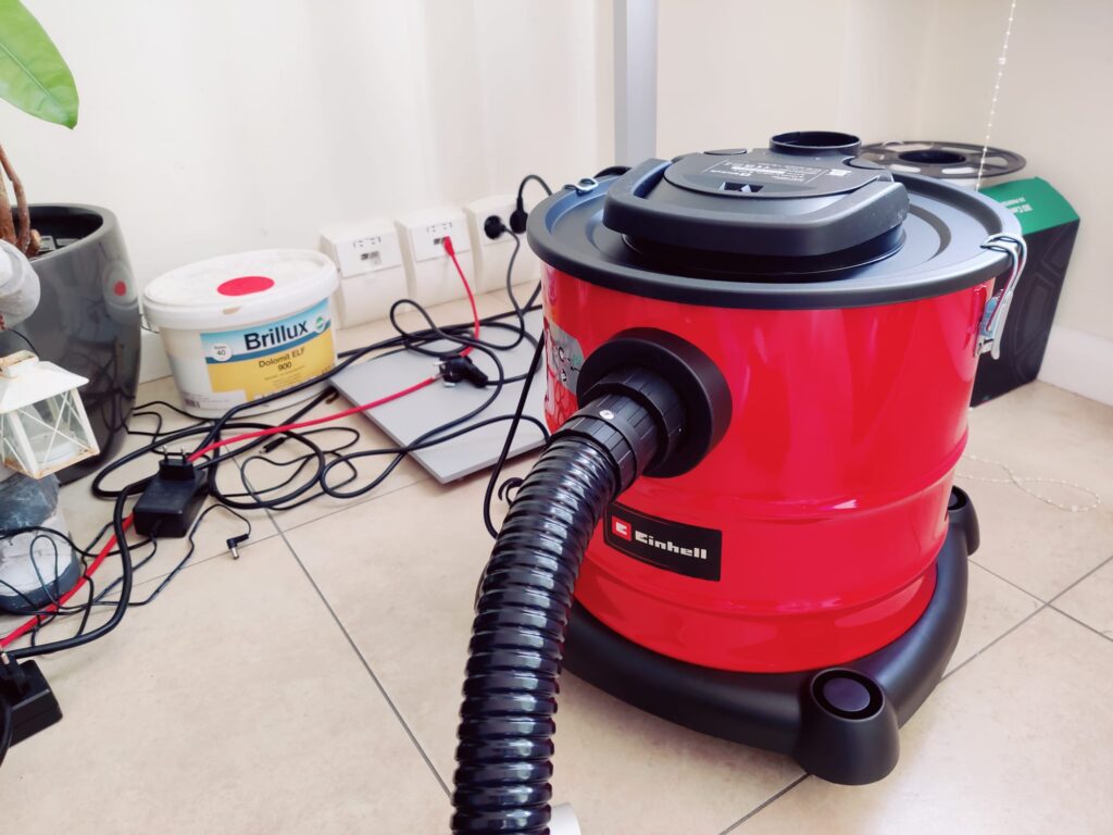 Einhell TC-AV 1720 DW Aschesauger angeschlossen