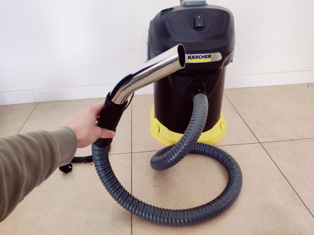 Kärcher AD 4 Premium Aschesauger mit montiertem Saugschlauch