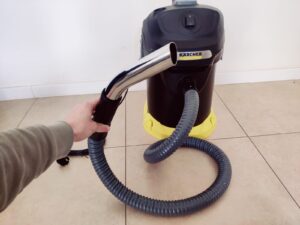 Kärcher AD 4 Premium Aschesauger mit montiertem Saugschlauch