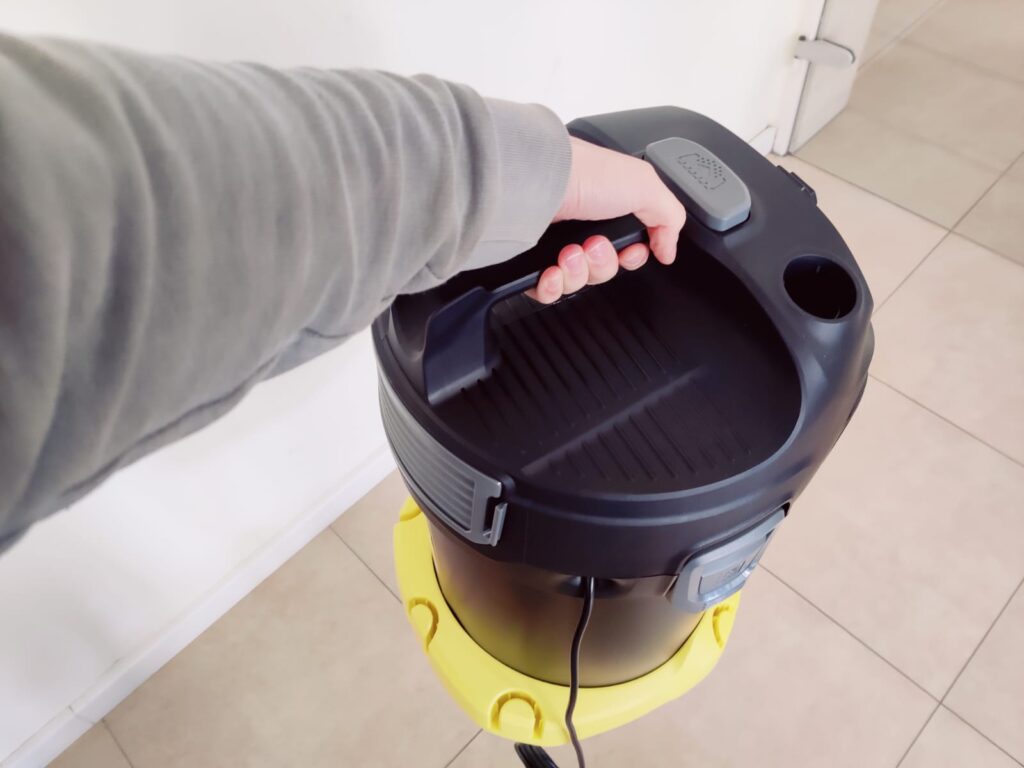 Kärcher AD 4 Premium Aschesauger getragen