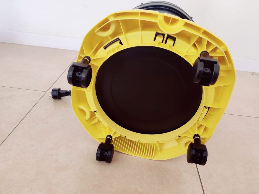 Kärcher AD 4 Premium Aschesauger Rollen montiert