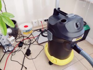 Kärcher AD 4 Premium Aschesauger ans Stromnetz angeschlossen