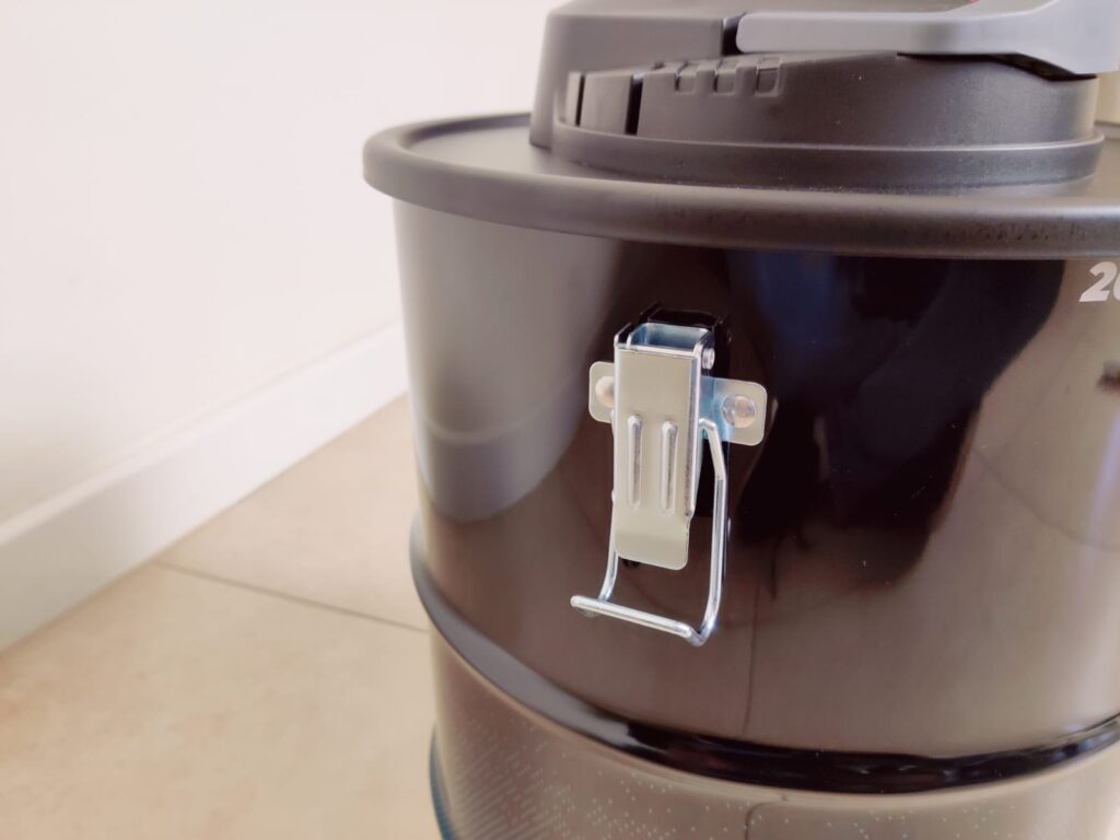 Cecotec Conga Ash 4000 Home Aschesauger Behälterklemme offen