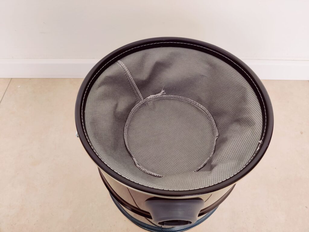 Cecotec Conga Ash 4000 Home Aschesauger Vorfilter montiert