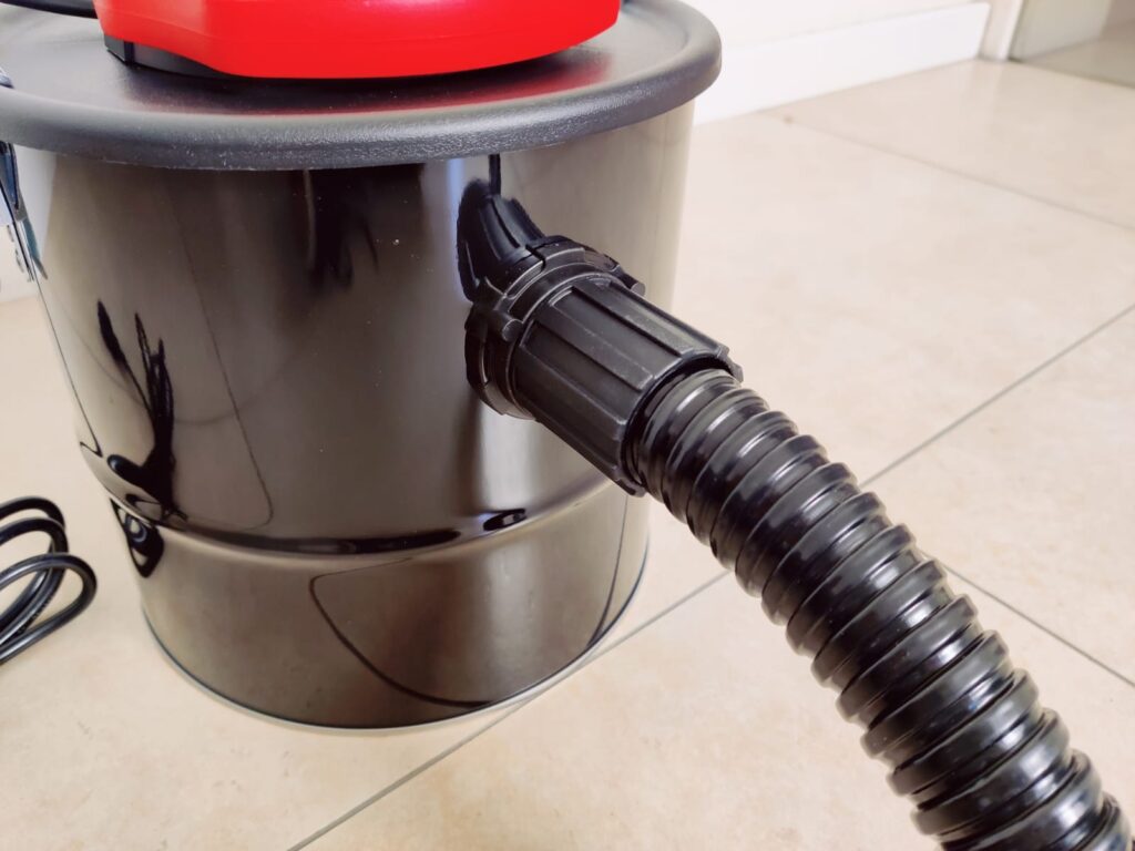 Navaris Aschesauger Saugschlauch angeschlossen