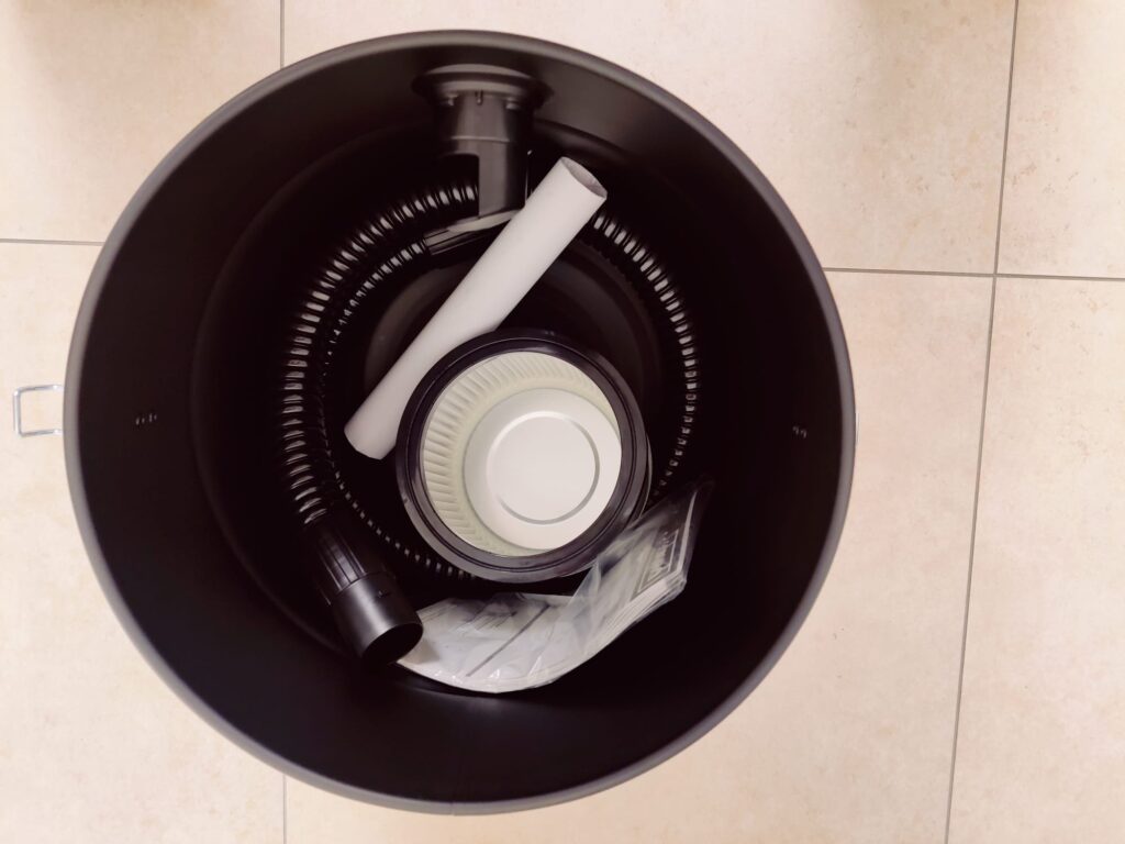 Scheppach GKS20 Aschesauger mit Zubehör im Behälter