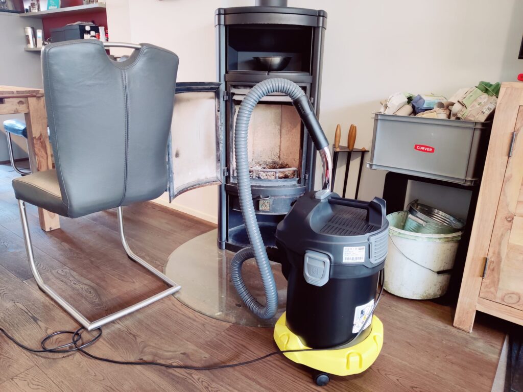 Kärcher AD 4 Premium Aschesauger vor Kamin