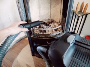 Kärcher AD 4 Premium Aschesauger beim Aschesaugen