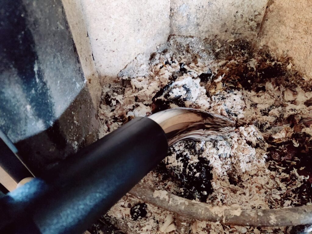 Kärcher AD 4 Premium Aschesauger beim Aschesaugen Nahaufnahme