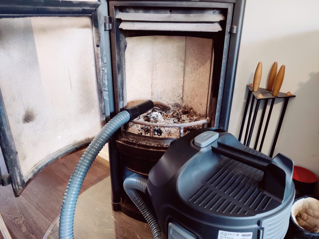 Kärcher AD 4 Premium Aschesauger im Betrieb