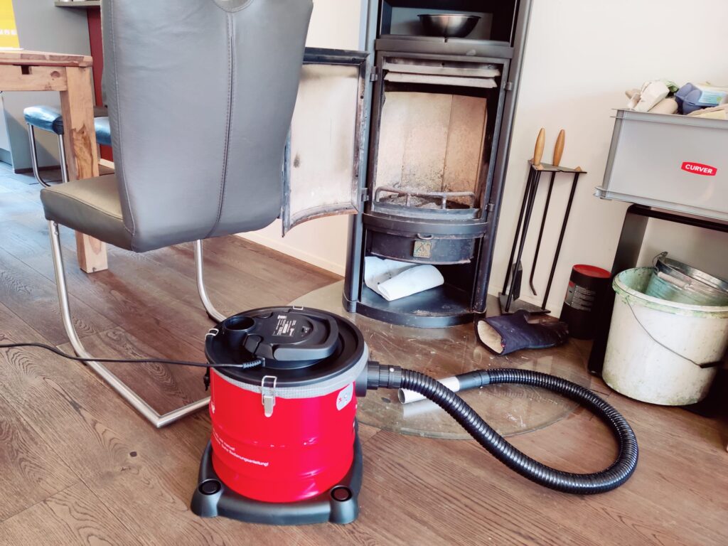 Einhell TC-AV 1720 DW Aschesauger vor Kamin