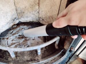 Einhell TC-AV 1720 DW Aschesauger beim Aschesaugen