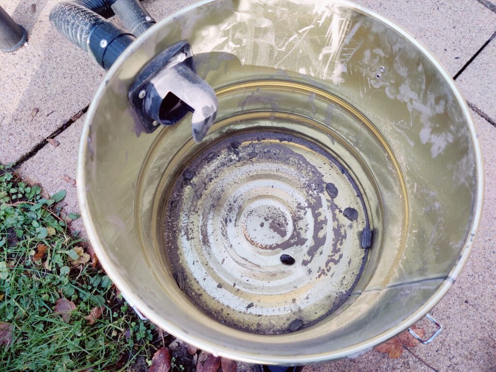 Einhell TC-AV 1720 DW Aschesauger Behälter nach dem Aschesaugen