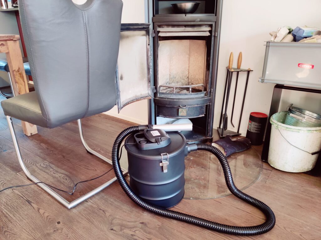 Sellnet SN2018 Aschesauger vor Kamin