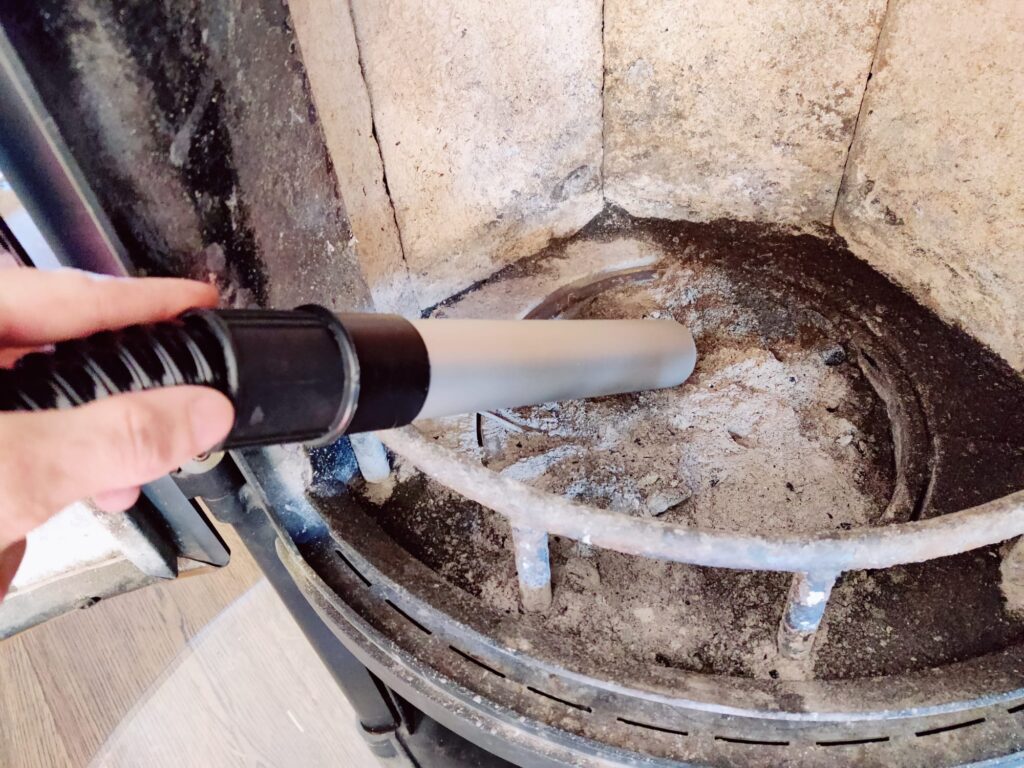 Sellnet SN2018 Aschesauger beim Aschesaugen