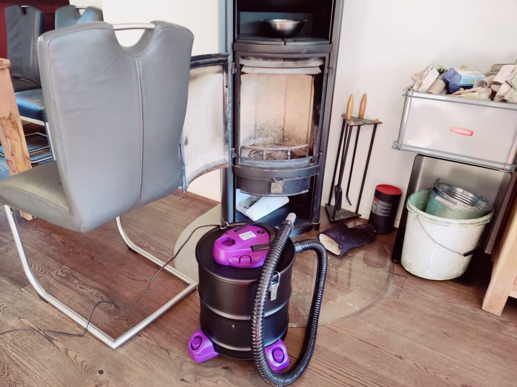 VANPORE BJ1811 Aschesauger vor Kamin