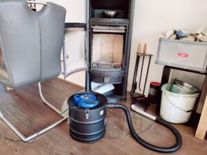 Scheppach GKS20 Aschesauger vor Kamin