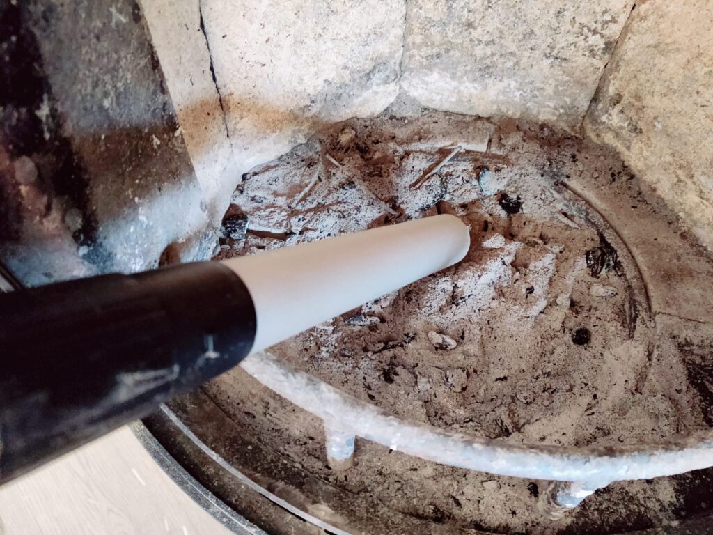 Scheppach GKS20 Aschesauger beim Aschesaugen