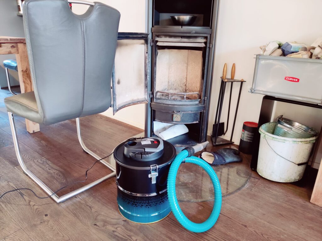 Cecotec Conga Ash 4000 Home Aschesauger vor Kamin