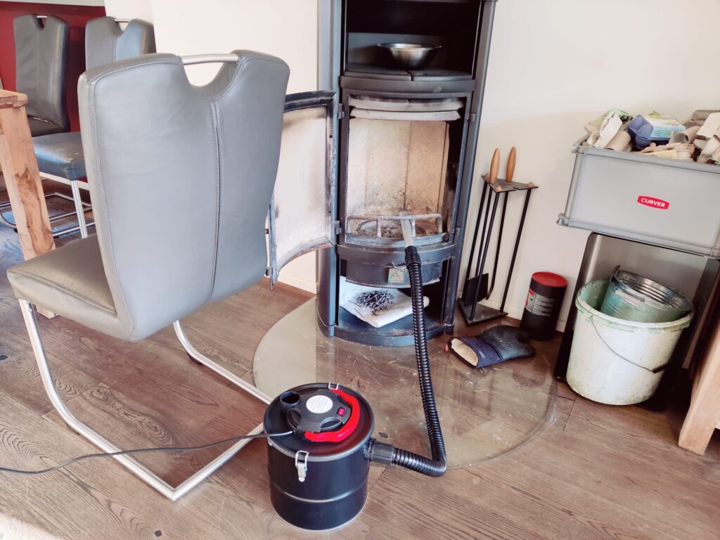 Navaris Aschesauger vor Kamin