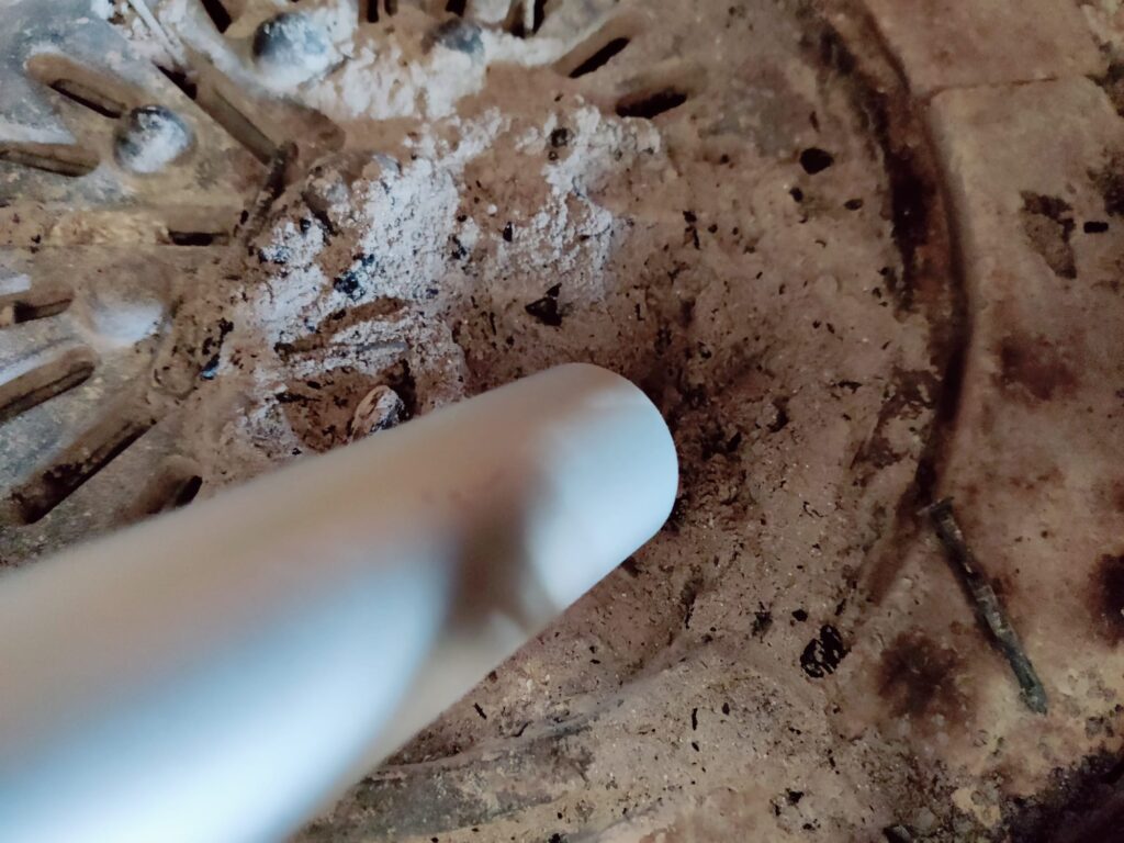 Navaris Aschesauger beim Aschesaugen