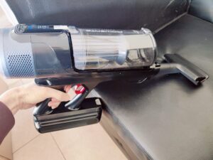 Rowenta RH9B36 X-Force Flex 14.80 Akku-Staubsauger auf Polstern